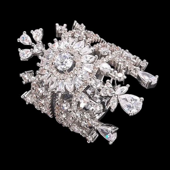 GORGEOUS Diamond & Platinum Crown Ring - Picture 5 of 9